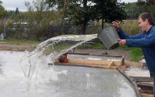 Нужно ли поливать бетон после заливки и как правильно это делать в разное время года?