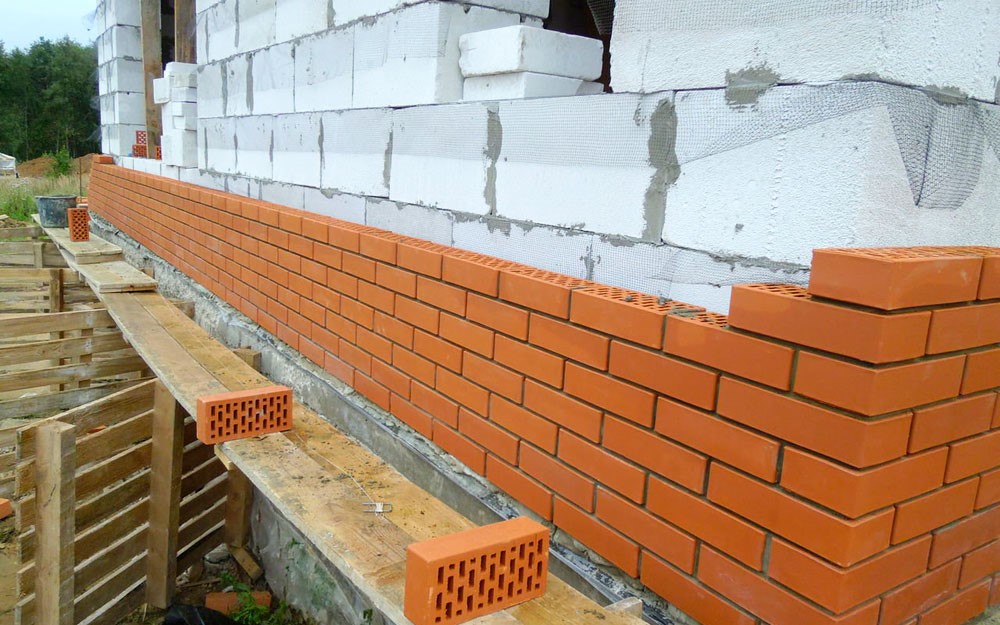 Облицовка кирпичом вплотную к газобетонной стене