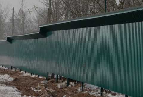 Бетонирование столбов забора идеально подходит для сложных рельефов Бетонирование столбов забора идеально подходит для сложных рельефов