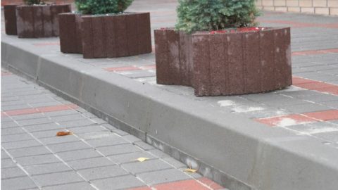 Бордюрный камень в дорожном устройстве Бордюрный камень в дорожном устройстве