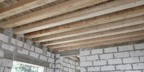 Деревянное межэтажное перекрытие газобетонного дома с открытыми балками Деревянное межэтажное перекрытие газобетонного дома с открытыми балками