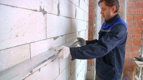 Для отделки газобетонных перегородок достаточно тонкого слоя шпаклевки Для отделки газобетонных перегородок достаточно тонкого слоя шпаклевки