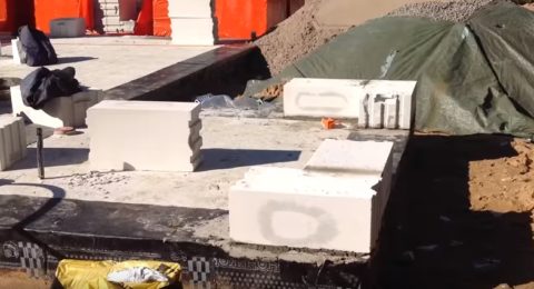 Дом из газобетона как построить: кладка начинается с верхнего угла Дом из газобетона как построить: кладка начинается с верхнего угла