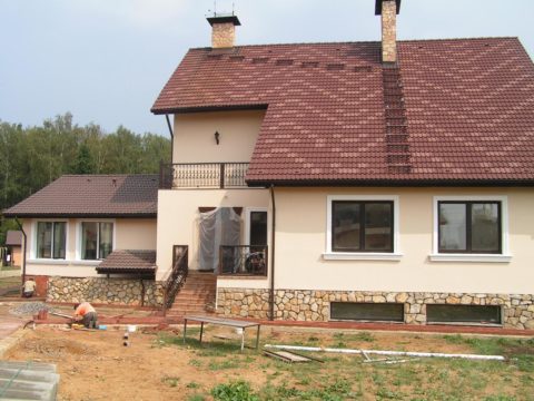 Дом из пеноблока, отделка – штукатурка и покраска