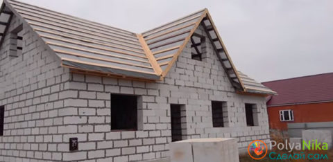 Дом с крышей из газобетона