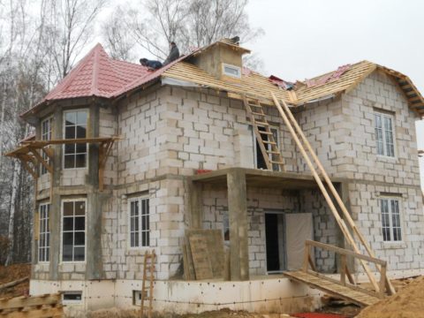 Двухэтажный дом из пеноблоков Двухэтажный дом из пеноблоков