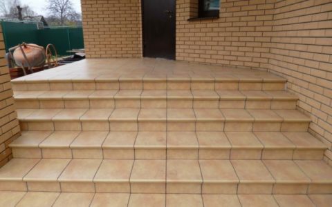 Ещё одно крыльцо, выложенное клинкерной плиткой Ещё одно крыльцо, выложенное клинкерной плиткой