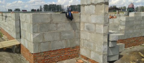 Если погрешности приходится замазывать, расход также увеличится Если погрешности приходится замазывать, расход также увеличится