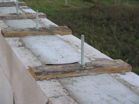 Фиксация шпилек в бетоне для крепления кровли газобетонного дома