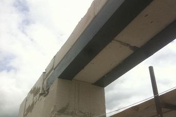 Газобетонная перемычка: укладка по уголкам, расположенным по краям блоков