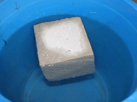 Газобетонный блок держится на поверхности воды Газобетонный блок держится на поверхности воды