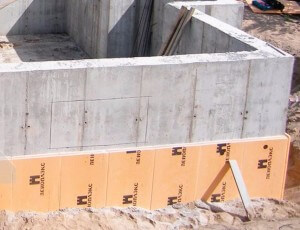 Монолитный бетонный цоколь