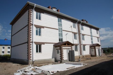 Готовый трехэтажный дом из пеноблока с отделкой Готовый трехэтажный дом из пеноблока с отделкой