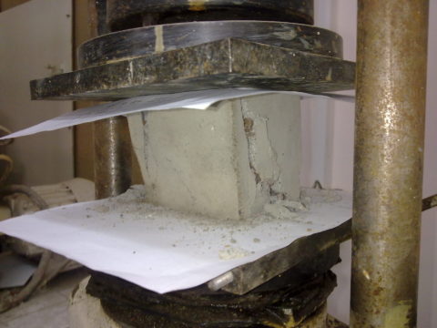 Испытание изделия из пенобетона на прочность Испытание изделия из пенобетона на прочность