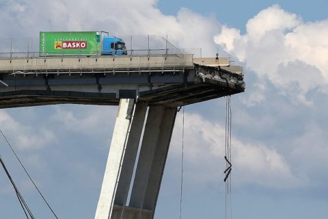 Из-за риска дальнейшего обрушения водителям брошенных автомобилей запрещают к ним приближаться Из-за риска дальнейшего обрушения водителям брошенных автомобилей запрещают к ним приближаться