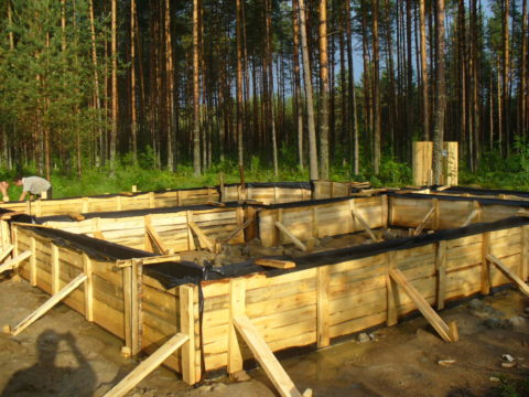 Как из газобетона построить дом: ставим опалубку под фундамент Как из газобетона построить дом: ставим опалубку под фундамент