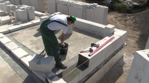 Как укладывать блоки газобетона: второй и следующие ряды