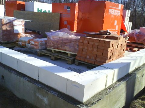 Кладка из газобетонных блоков: технология - первый ряд «Аэрок» уложен на выровненное и гидроизолированное основание Кладка из газобетонных блоков: технология - первый ряд «Аэрок» уложен на выровненное и гидроизолированное основание