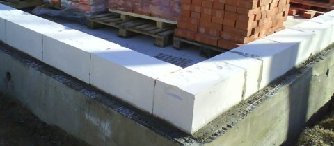 Кладка первого ряда по гидроизоляции