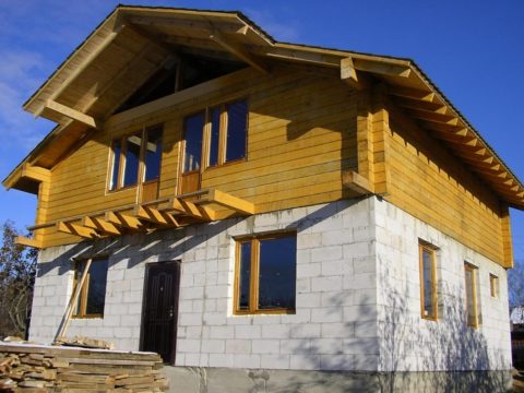 Комбинированные проекты домов из газобетона 100 м2 — интересное сочетание с деревом Комбинированные проекты домов из газобетона 100 м2 — интересное сочетание с деревом