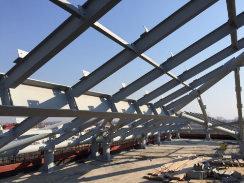 Металлический каркас крыши для здания из газобетона