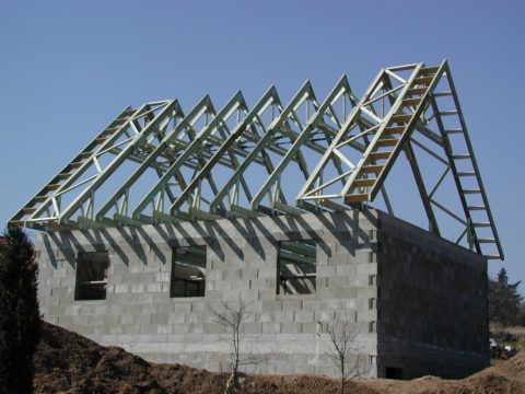Монтаж кровли дома из пенобетона Монтаж кровли дома из пенобетона