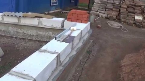 На фото хорошо видна разница в размерах кирпича и газоблока На фото хорошо видна разница в размерах кирпича и газоблока