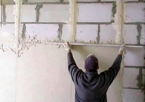 Нанесение гипсовой штукатурки/шпаклевки по маякам под обои без базового слоя Нанесение гипсовой штукатурки/шпаклевки по маякам под обои без базового слоя