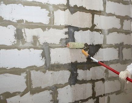 Нанесение грунтовки на стену из газобетона Нанесение грунтовки на стену из газобетона