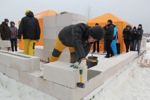 Нанесение клея на газобетонные блоки в зимнее время