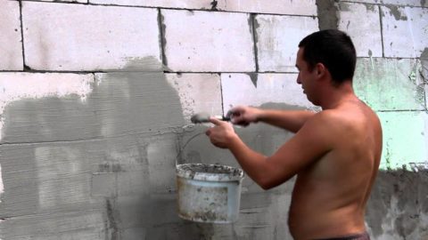 Нанесение нижнего слоя штукатурки с помощью кисти Нанесение нижнего слоя штукатурки с помощью кисти