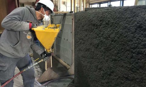 Нанесение сейсмостойкого бетона на стену Нанесение сейсмостойкого бетона на стену