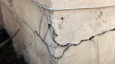 Некачественная отделка может привести к плачевным последствиям для всего здания Некачественная отделка может привести к плачевным последствиям для всего здания