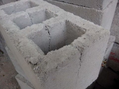 Некачественный шлакоблок самостоятельного изготовления Некачественный шлакоблок самостоятельного изготовления