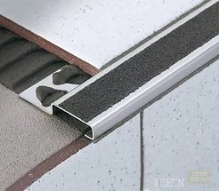 Несъемные накладки устанавливают в процессе укладки плитки Несъемные накладки устанавливают в процессе укладки плитки