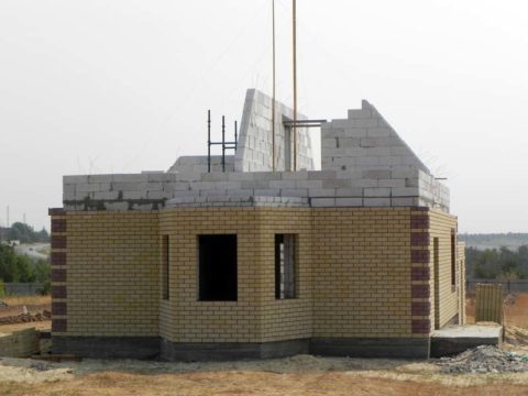 Облицовка дома из газобетона лицевым кирпичом