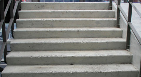 Перед укладкой плитки, дефекты бетонного покрытия следует устранить Перед укладкой плитки, дефекты бетонного покрытия следует устранить