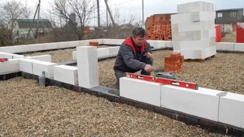 Первый ряд задает правильный уровень для кладки Первый ряд задает правильный уровень для кладки
