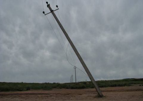 Покосившийся столб, установленный методом заглубления Покосившийся столб, установленный методом заглубления