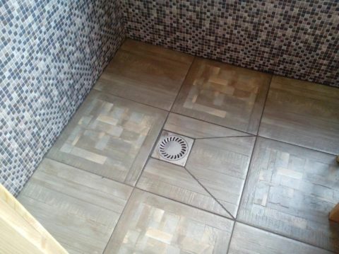 Полы в моечном отделении, облицованные керамогранитом