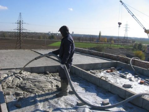 Проведение теплоизоляции перекрытия пенобетоном Проведение теплоизоляции перекрытия пенобетоном