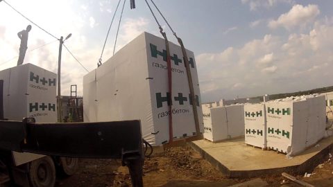 Разгрузка поддона с газобетоном: используются мягкие ремни Разгрузка поддона с газобетоном: используются мягкие ремни