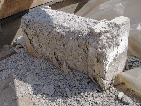 Разрушение блока в результате чрезмерной длительной увлажненности Разрушение блока в результате чрезмерной длительной увлажненности