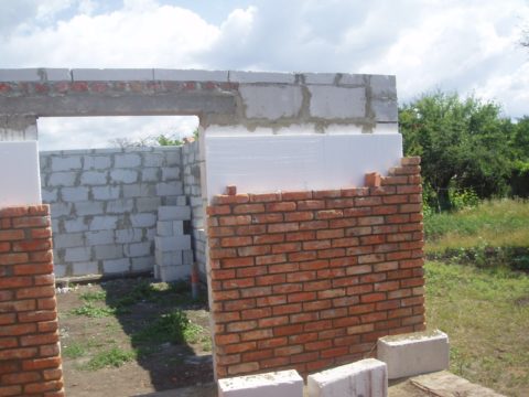 Стены при отделке кирпичом с утеплением пенопластом