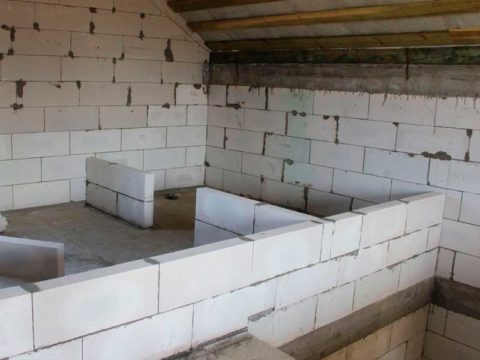 Строительство внутренней перегородки в частном доме. Материал — газобетон Строительство внутренней перегородки в частном доме. Материал — газобетон