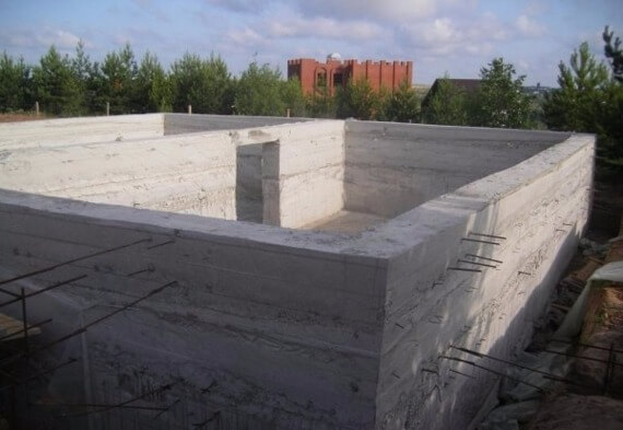 Цокольный этаж из монолитного бетона