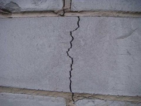 Трещина на газобетонной стене Трещина на газобетонной стене