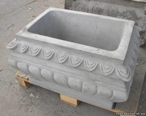Цветочницы из бетона могут быть использованы в различных целях