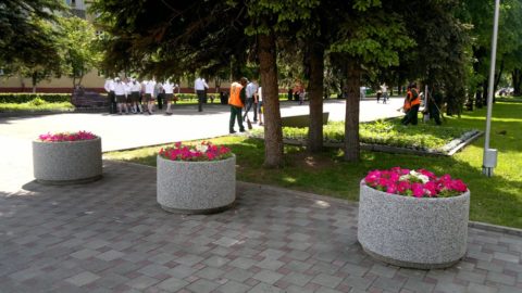 Цветочницы из бетона в парке Цветочницы из бетона в парке