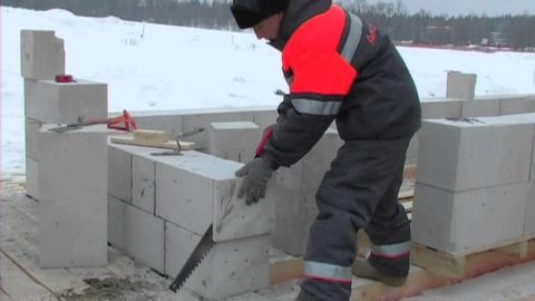 Укладка газобетона с применением морозостойкого клея